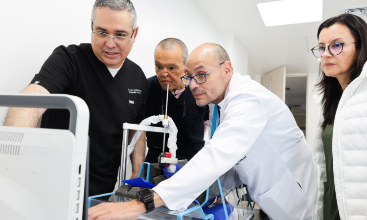 Foto de funcionarios de salud revisando equipos medicos 