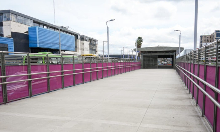 Foto de una obra de una estación de TransMilenio. 