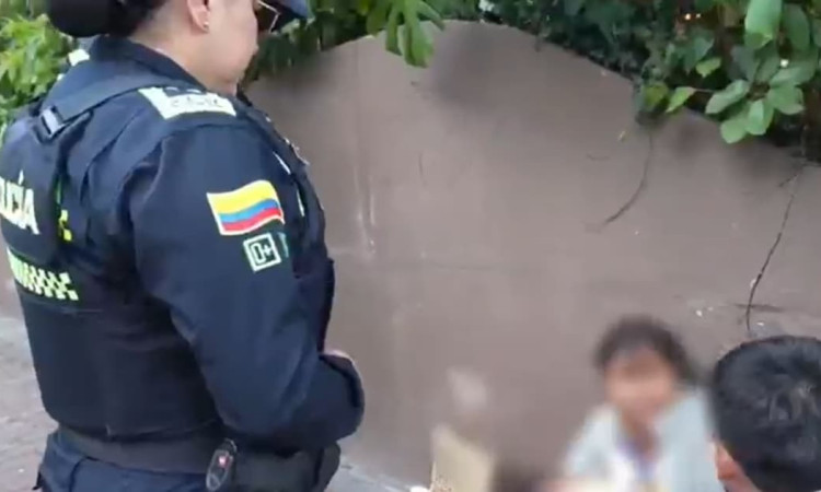 Policía hablando con una menor
