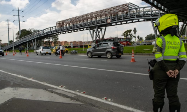 Imagen de una vía de Bogotá en la que circulan vehículos y motos. 