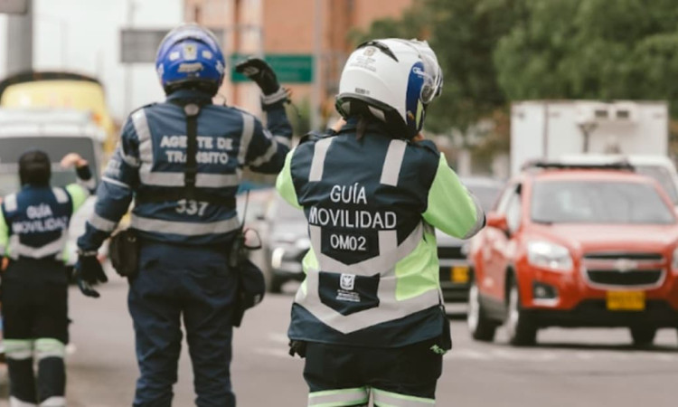 Foto de agentes de tránsito en una vía