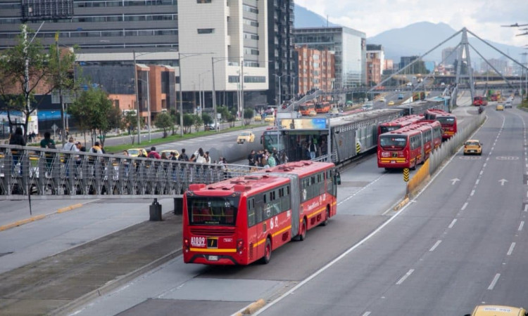 Foto de varios buses de TransMilenio en una vía de Bogotá