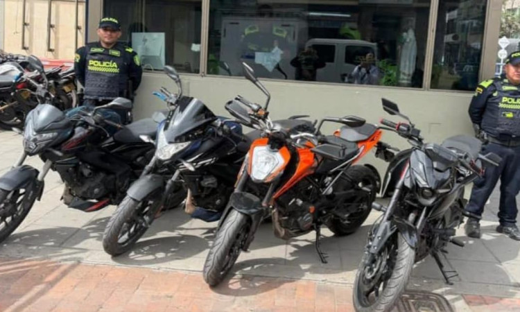 Motos incautadas y dos uniformados de la Policía.