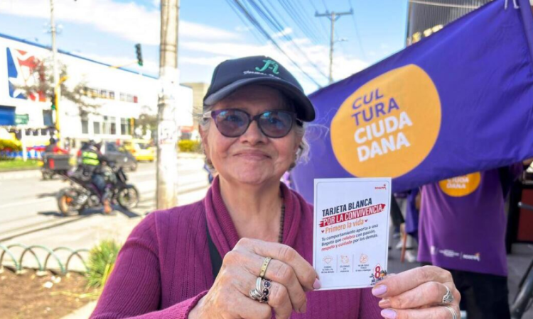 Iamgen de una mujer mostrando algunas de las piezas de comunicación de la campaña.