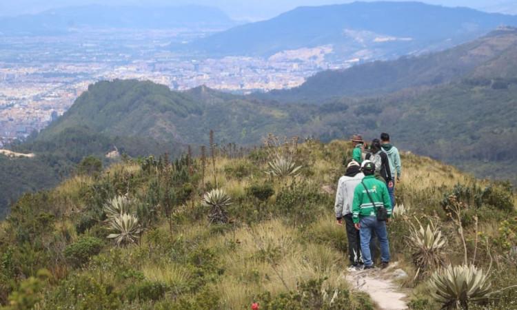 personas caminando por montañas de Bogotá