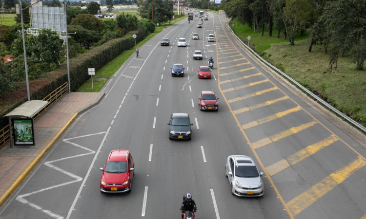 Foto de varios carros en una vía