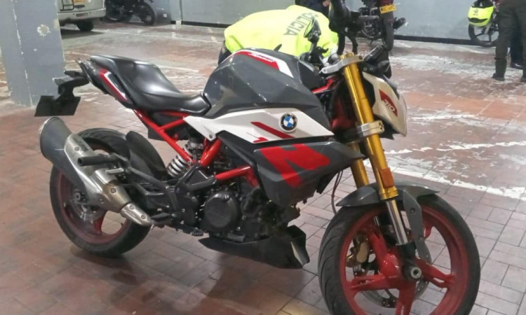 Una moto de alto cilindraje siendo revisada por un Policía