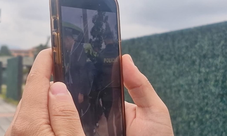 Persona grabando una captura con su celular 