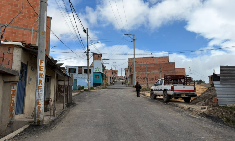 Foto de una vía terminada en la localidad de Ciudad Bolívar