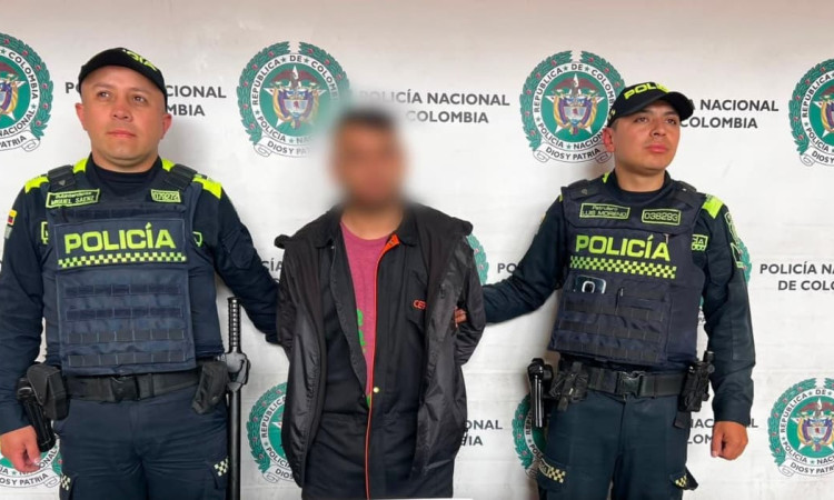 Hombre capturado en medio de dos policías