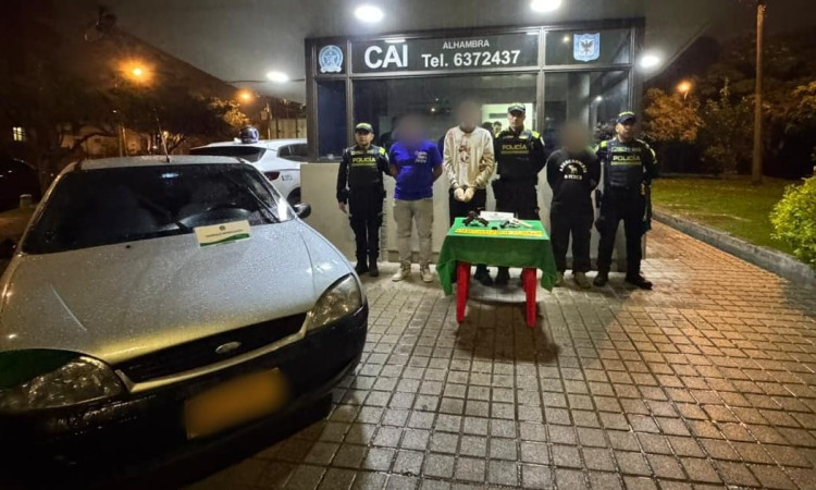 Capturados frente a un CAI, junto a los policías y el material incautado.