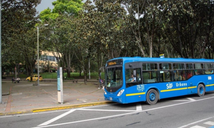 Foto de un bus TransMiZonal de TransMilenio por una de las calles de Bogotá.