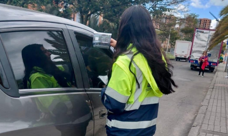 Funcionaria de tránsito en una Zona de Parqueo Pago.