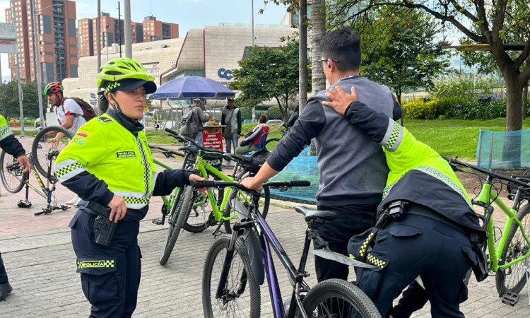 Policías verificando la bicicleta de un ciudadano.