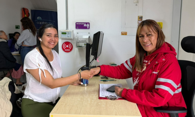 Imagen de Yoselín junto con una funcionaria 