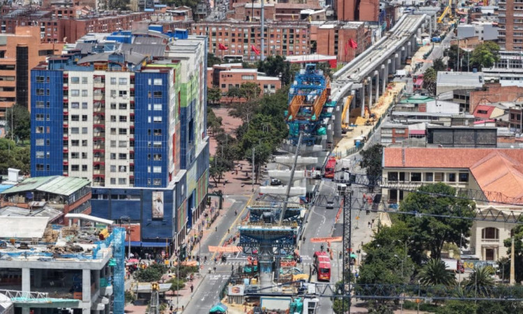 Foto aérea del viaducto del Metro de Bogotá en la avenida Caracas, centro de Bogotá.
