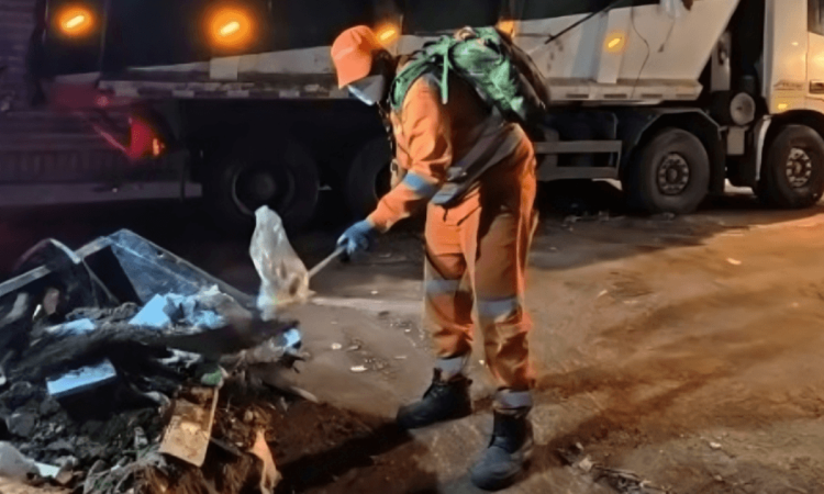 Foto que muestra una persona con una pala recogiendo residuos de las calles
