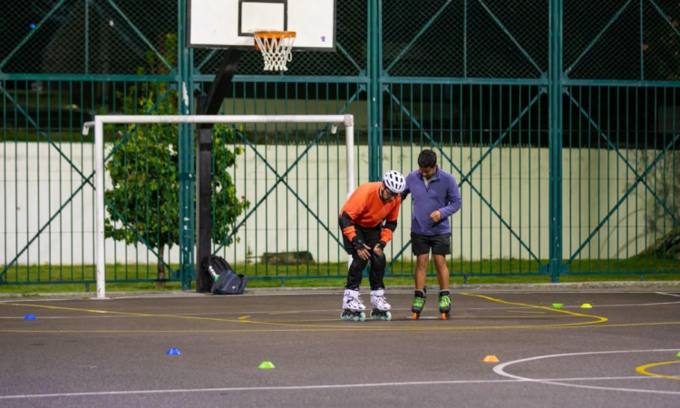 Imagen de una persona patinando en un parque