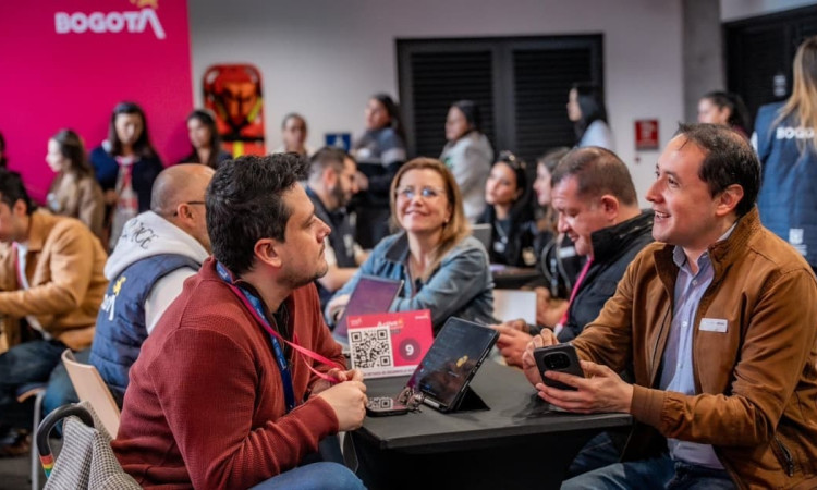 Foto de un grupo de empresarios y dueños de negocios en un encuentro en Bogotá