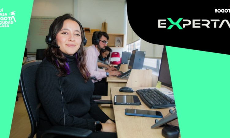 Foto de una mujer durante un curso virtual gratis en Bogotá.