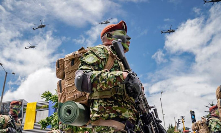 Foto de un soldado durante el desfile militar y policial del 20 de julio en Bogotá.