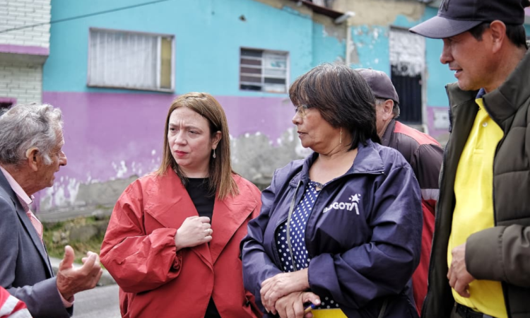 Imagen de ciudadanos hablando con la secretaria encargada de Integración Social