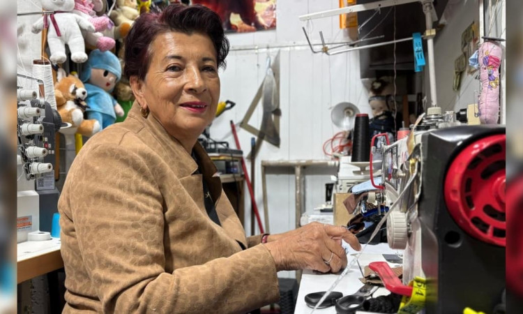 Foto de Amparo Vargas beneficiaria Punto Comercial IPES en Bogotá.