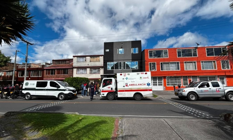 Foto de las autoridades en el inmueble en el que operaba la estética ilegal en Puente Aranda.