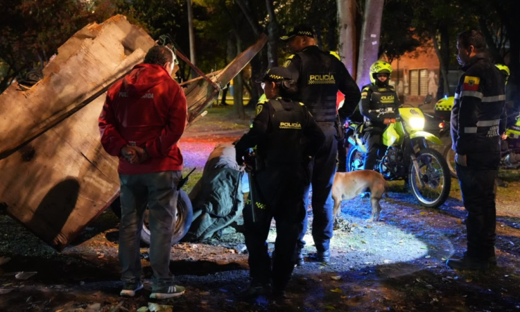 Imagen de funcionarios y policías durante el operativo