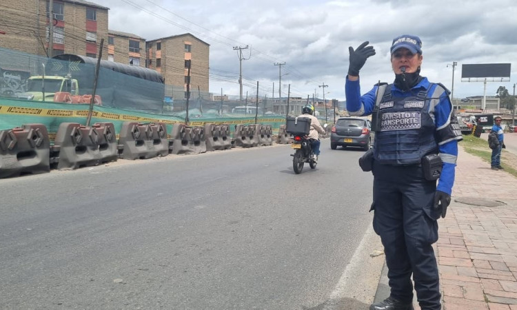 Foto de una Agente Civil de Tránsito efectuando controles de velocidad en la autopista Sur en Soacha.