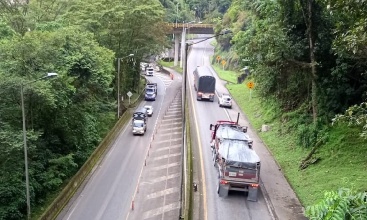 Imagen de una vía de Cundinamarca en la que se ven tractocamiones y vehículos