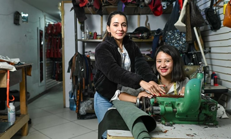 Foto de dos empresarias de la moda en su negocio en Bogotá.