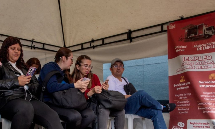 Foto de una feria de empleo en Bogotá.