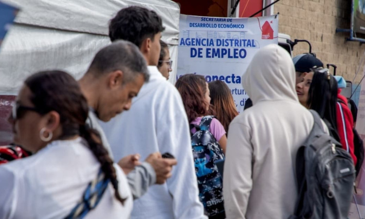 Foto de una feria de empleo en Bogotá 2026.