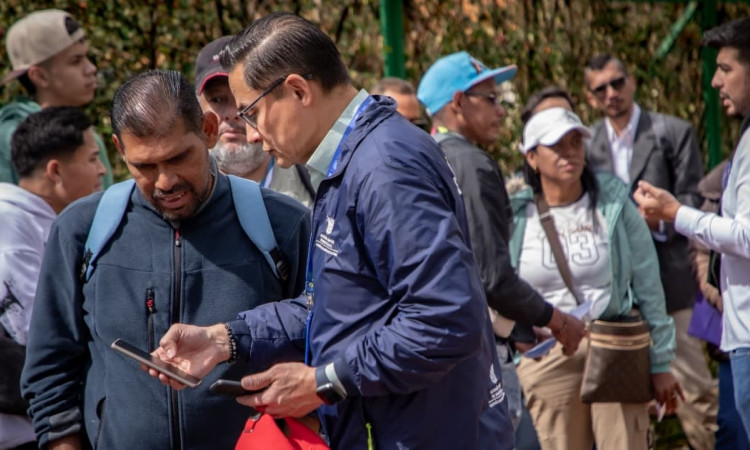 Foto de una feria de empleo en Bogotá.