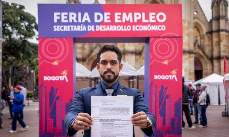 Foto de una feria de empleo en Bogotá 2026.