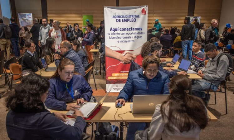 Foto de bogotanos y bogotanas en una Feria de Empleo en Bogotá.