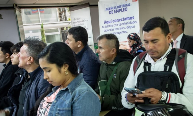 Foto de bogotanos y bogotanas accediendo a servicios de la Agencia Distrital de Empleo.