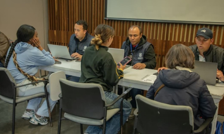 Foto de bogotanos y bogotanas accediendo a servicios de la Agencia Distrital de Empleo en Bogotá.