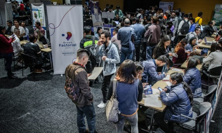 Foto de una feria de empleo en Bogotá.