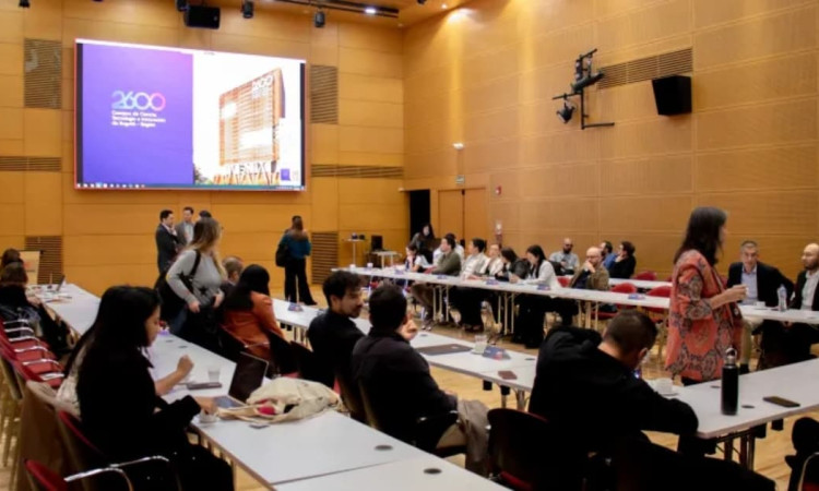 Personas reunidas en un salón
