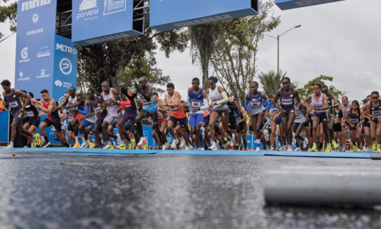Atletas élite inician la Media Maratón de Bogotá sobre calzada mojada, durante la salida de la competencia internacional de atletismo con participación de corredores nacionales y extranjeros.