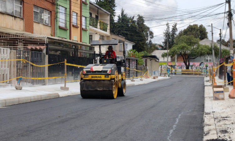 Imagen de una vía siendo arreglada