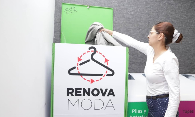 Persona deposita prenda en punto RenovaModa promoviendo economía circular y reciclaje textil en Bogotá