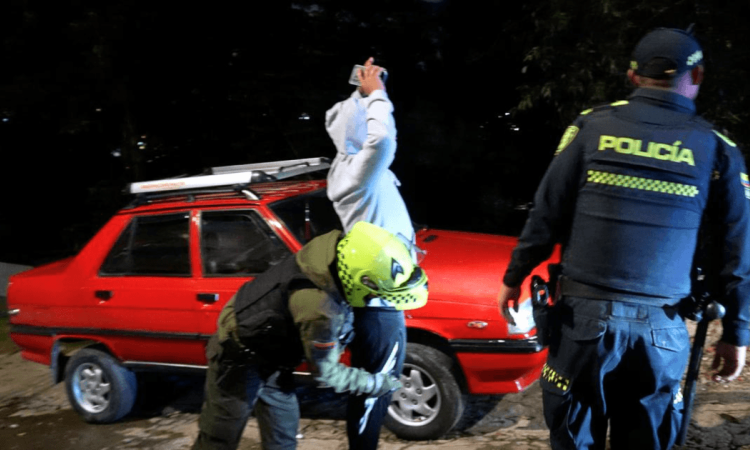 Policías requisando a una persona.