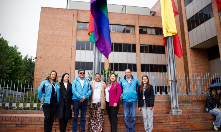 Foto de el secretario de salud con otros funcionarios 