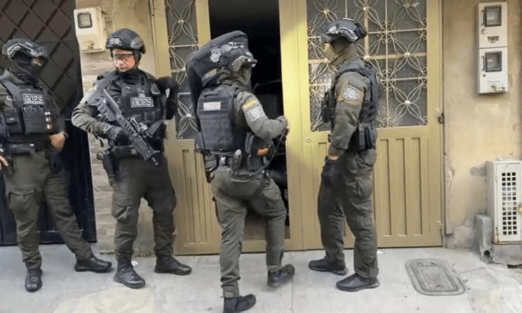 Cuatro uniformados del Grupo de Operaciones Especiales (GOES) entrando a una edificación, durante un allanamiento.