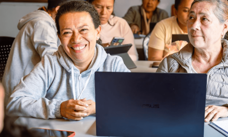 Dos mujeres frente a un computador portátil.