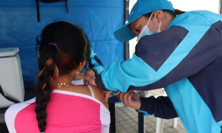 Una persona vacunándose 