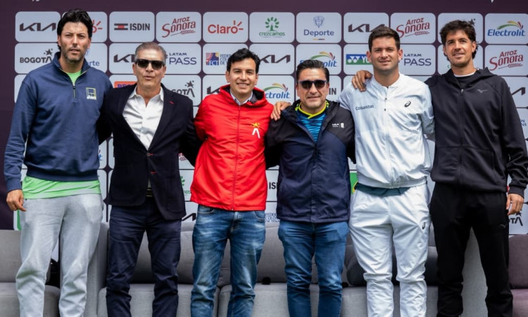 Director encargado del IDRD, Rodrigo Manrique, junto a tenistas y organizadores del KIA Open Bogotá Challenger ATP 75 